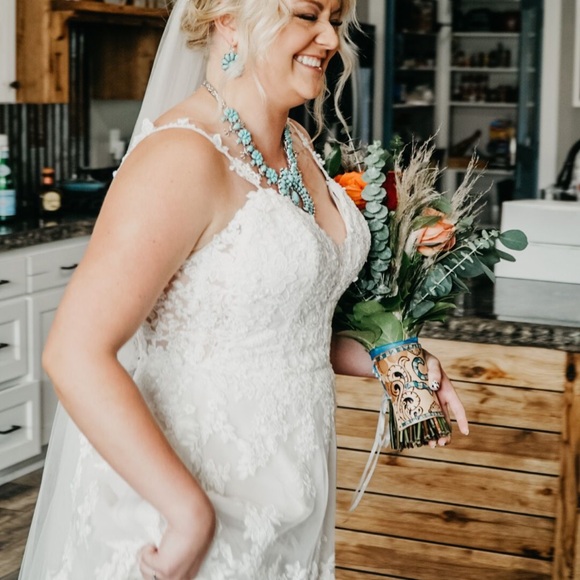 Elegant White Lace Wedding Dress - Picture 1 of 8